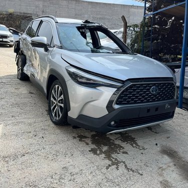 SUV prata no pátio de desmonte